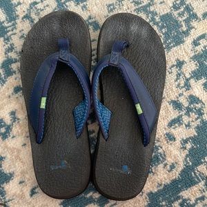Women’s navy blue Sanuk yoga mat flip flops